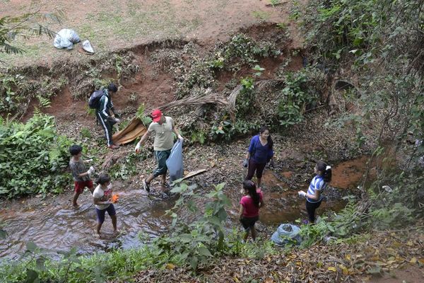 Voluntarios limpian cauce del arroyo Pa’i Ñu - Nacionales - ABC Color