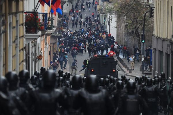 Cientos de ecuatorianos detenidos durante protestas  - Mundo - ABC Color