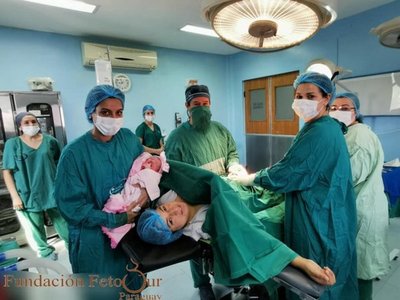 Nació la bebita operada en el vientre de la mamá