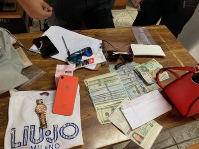 Policías encontraron 9.000 dólares en el aeropuerto y devolvieron a la dueña