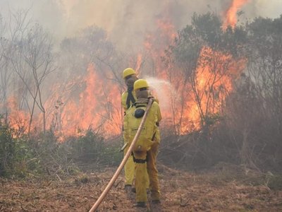 Las mujeres que combaten incendios forestales en Paraguay