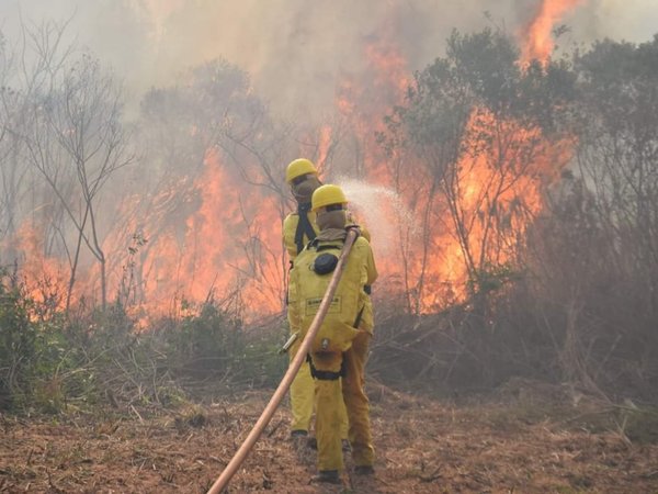Las mujeres que combaten incendios forestales en Paraguay
