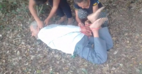 Maniataron y dejaron en el bosque a abuelo