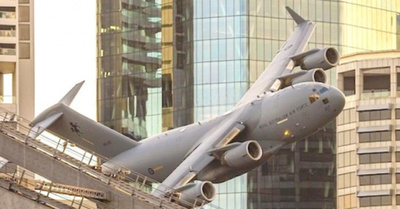Entre rascacielos se pasea avión
