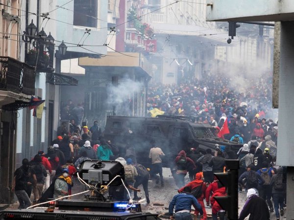 Crisis por suba de combustibles ya deja 350 detenidos en Ecuador