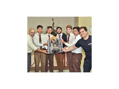 Robot made in Paraguay en torneo de Dubái