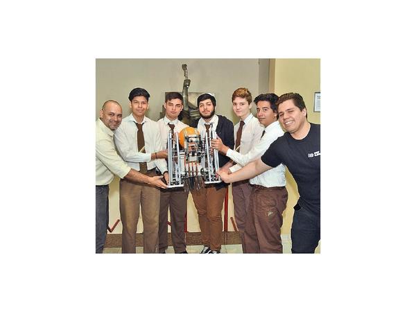 Robot made in Paraguay en torneo de Dubái
