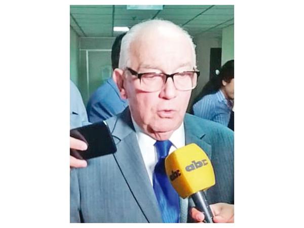 Ex ministro Bajac con medidas en caso de supuesta coima