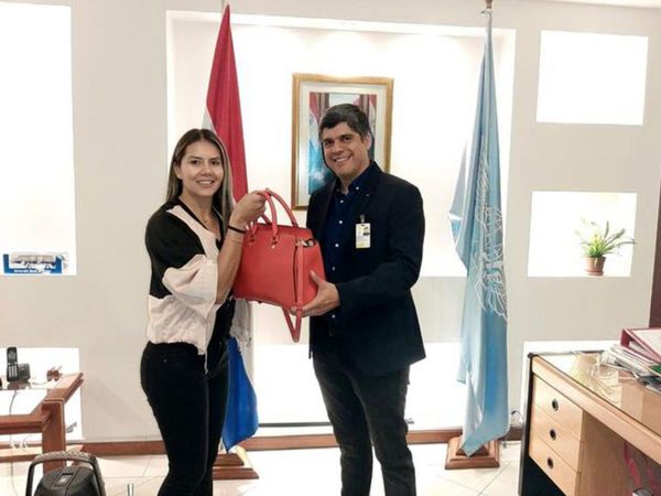 Agentes devuelven cartera con US$ 9.000 - Judiciales y Policiales - ABC Color