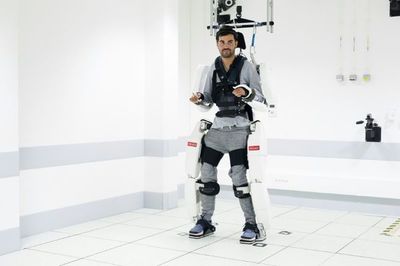 Un tetrapléjico logra caminar con armadura