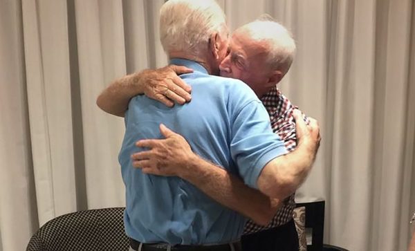 ¡Conmovedor! Dos primos se reencontraron luego de 75 años