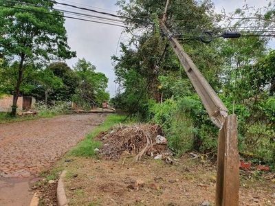 Varias zonas siguen sin energía eléctrica tras el temporal en Alto Paraná  - Nacionales - ABC Color