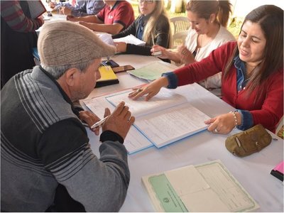 Funcionarios del Registro Civil van a huelga por reajuste salarial