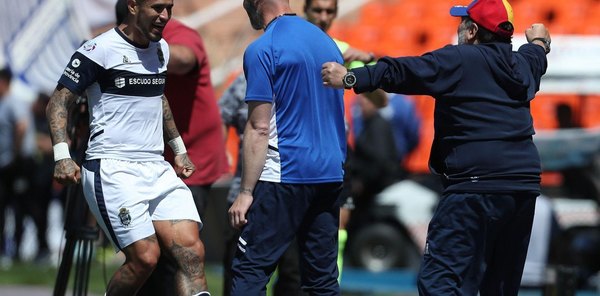 Con golazos de Ayala, llegó el primer triunfo de Gimnasia y Maradona