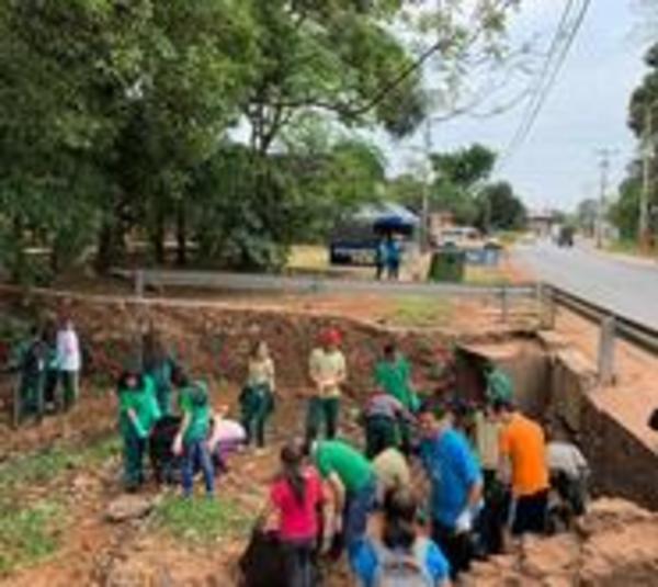 Música y minga: 500 jóvenes de Ñemby se unieron para cuidar el agua - Paraguay.com