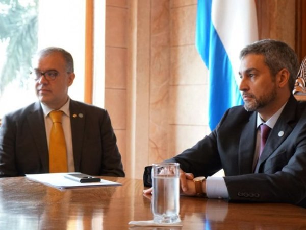Ullón figura como accionista de una empresa contratada