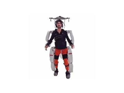 Tetrapléjico logra caminar con un exoesqueleto de control mental
