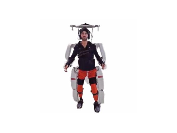 Tetrapléjico logra caminar con un exoesqueleto de control mental