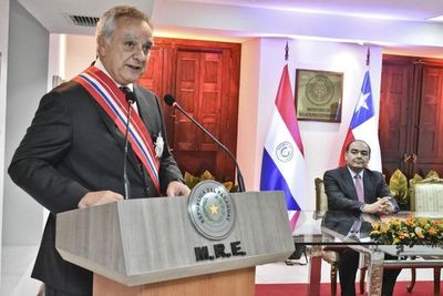 Gobierno condecora a embajador de Chile y reconoce cooperación - Política - ABC Color