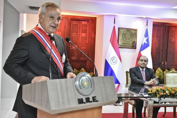 Gobierno condecora a embajador de Chile y reconoce cooperación - Política - ABC Color