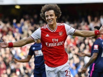 Un cabezazo de David Luiz sostiene al Arsenal