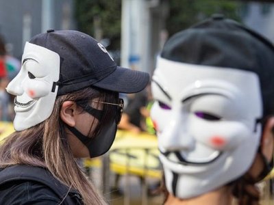 Hong Kong: Miles vuelven a tomar calles desafiando ley antimáscaras