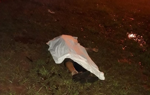 Motociclista embiste y mata a transeúnte
