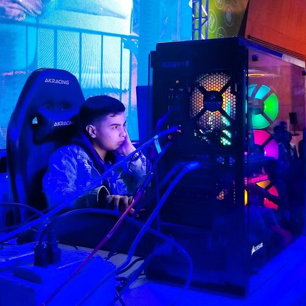 Finalista del Fornite realizó demostración en el Tigo Campus Media