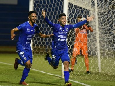 Agónica victoria para trepar al quinto lugar