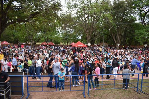 Multitudinaria presencia de público en festival de la Cerámica y la Artesanía - Nacionales - ABC Color