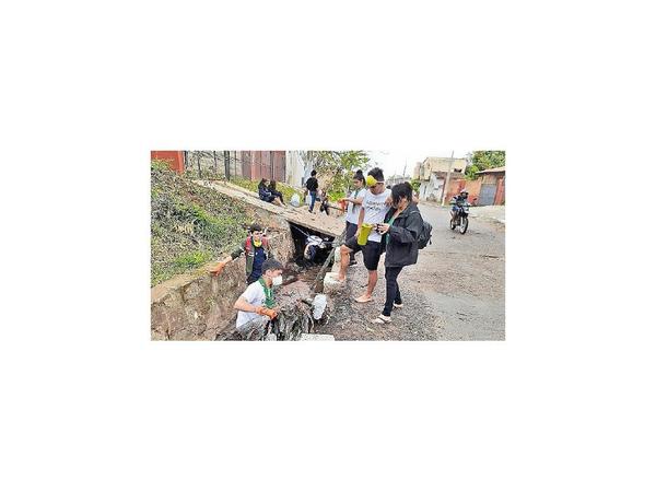 Jóvenes scouts limpian el Mbachio con vecinos