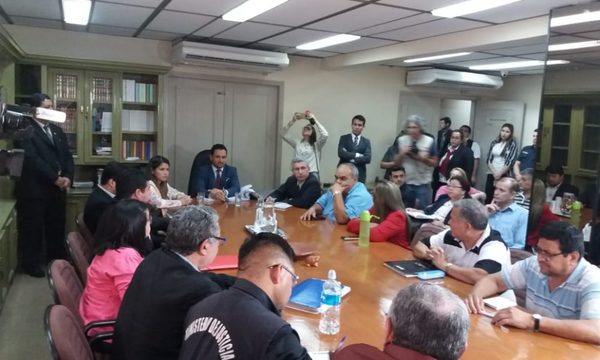 Guardiacárceles suspendieron huelga y fueron convocados a otra tripartita