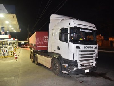 Camión choca contra dos autos y su conductor da positivo al alcotest