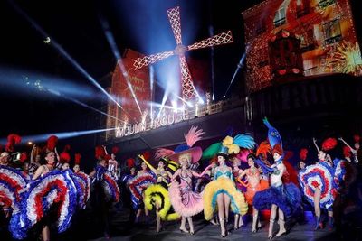 El célebre Moulin Rouge celebra sus 130 años con espectáculo callejero de can-can - Espectáculos - ABC Color