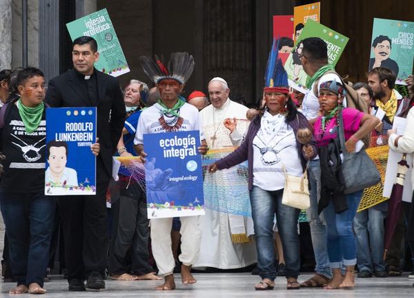 El papa rinde homenaje a las plumas de los indígenas en sínodo sobre Amazonía - Mundo - ABC Color