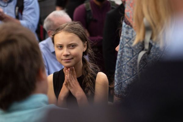 Un muñeco con el rostro de Greta Thunberg colgado en un puente de Roma - Mundo - ABC Color