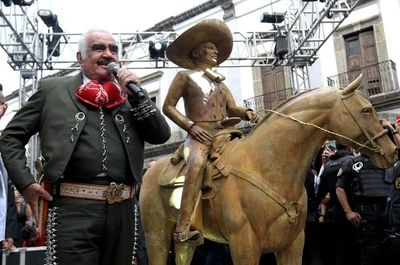 Vicente Fernández vuelve a los escenarios durante un homenaje en México - Música - ABC Color