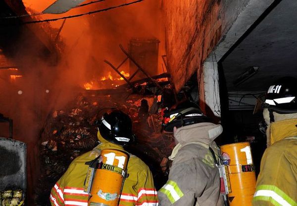 Sin capas, pero con casco y coraje, bomberos se convierten en héroes - Periodismo Joven - ABC Color