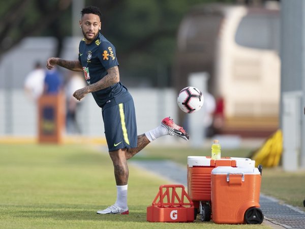 Brasil ya está en Singapur, donde Neymar entrará en el "club de los Cien"