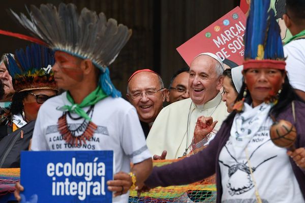 Papa homenajea a plumas de indígenas en sínodo sobre Amazonía