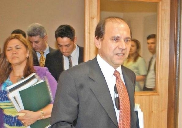 HOY / Tras enojo y cháke de juicio político, Corte aclara que no ordenó reponer a exministro