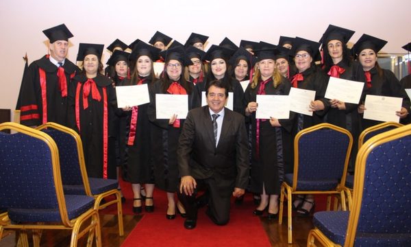 Egresan nuevos profesionales en educación