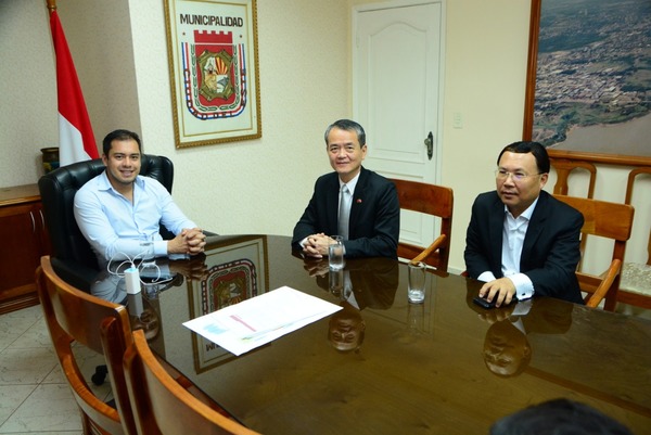 Cónsul taiwanés se reunió con intendente de CDE y anuncian donación de sillas de ruedas