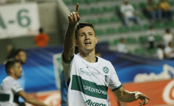 HOY / Saca a relucir toda su fiereza y manda al equipo a la cima de la tabla