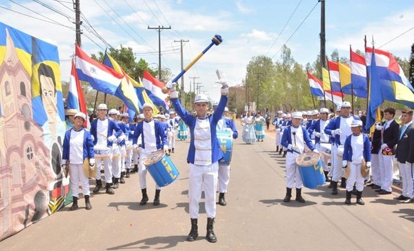 Colorido desfile estudiantil: Luqueños honran a la Virgen •