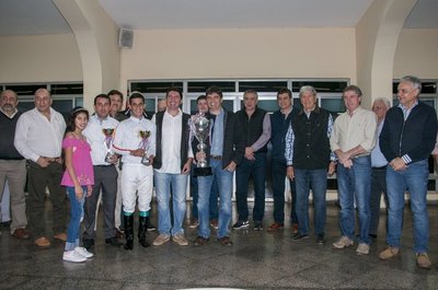 El Clásico Triple Corona del Jockey se tiñó de 'Rojo'