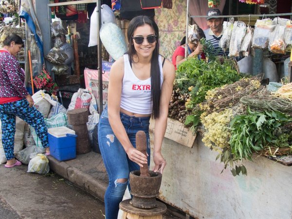 Sarita y Jazmín causaron furor en el Paseo de los Yuyos y el Mercado de Abasto