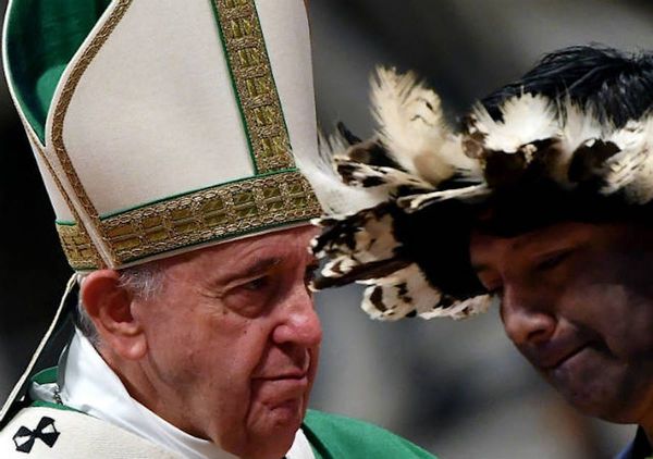 Papa rinde homenaje a plumas de nativos