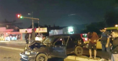 No vio la luz roja y se llevó por delante a dos