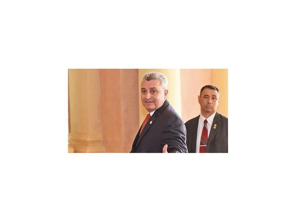Ministro se prepara para interpelación y refutar acusaciones